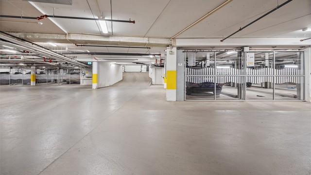 Det medfølger ingen parkeringsplass til leiligheten. Styreleder opplyser om at det er til stadighet ledige plasser til leie (privat).