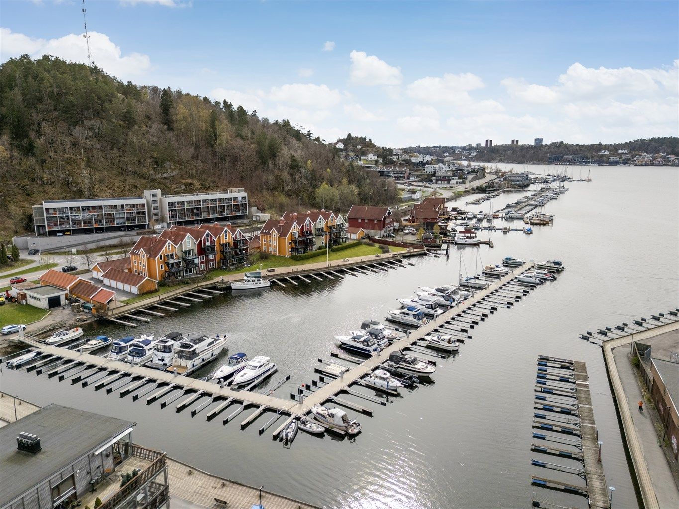 Fra leiligheten er det kort gangavstand til Sandefjord sentrum, Brygga og Kilen med butikker og restauranter.