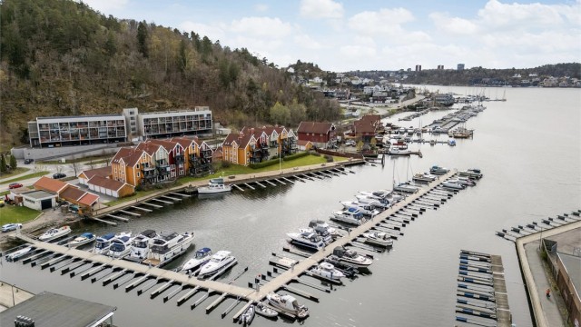 Fra leiligheten er det kort gangavstand til Sandefjord sentrum, Brygga og Kilen med butikker og restauranter.