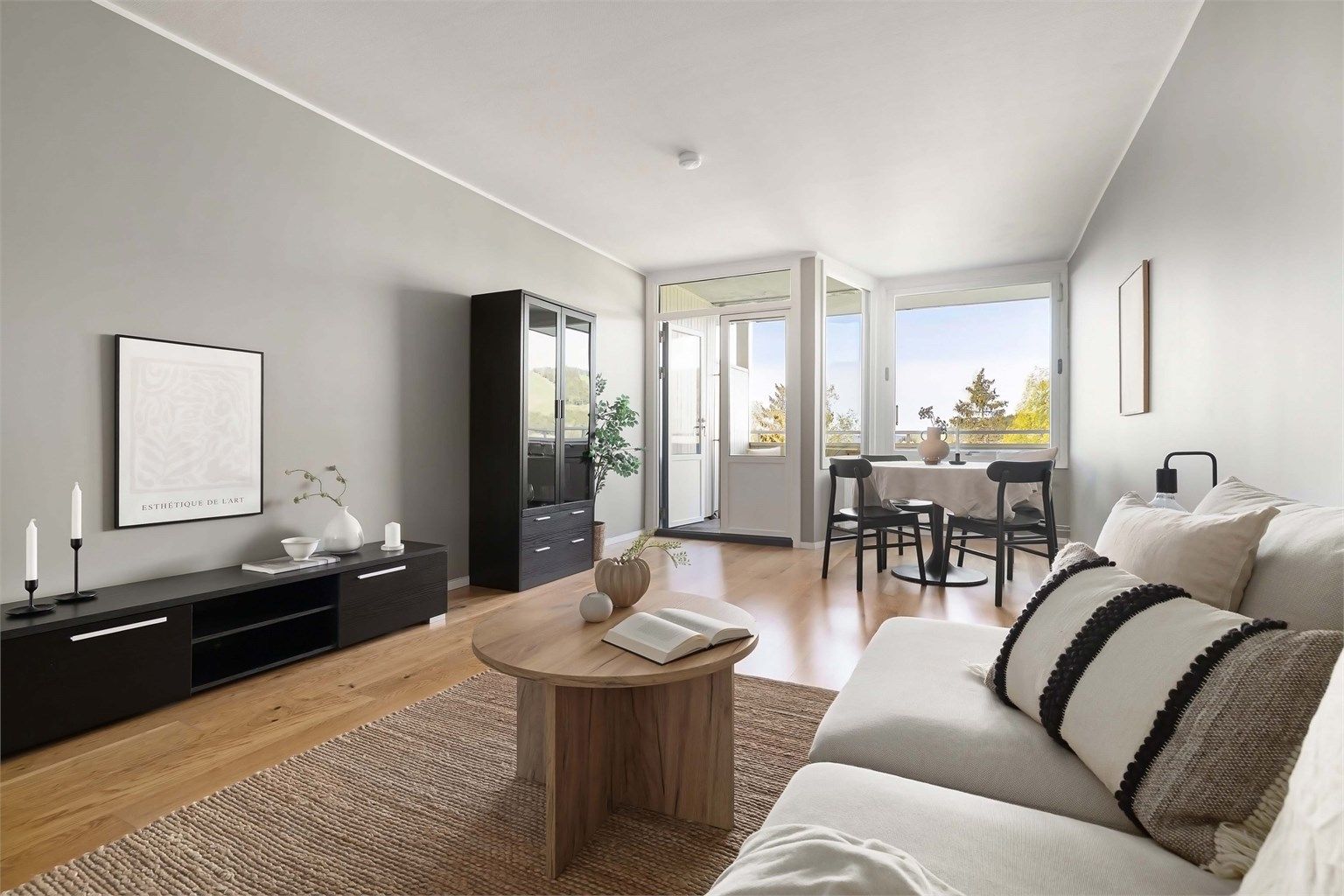 Lys og luftig stue med store vindusflater som bidrar til masse naturlig lys