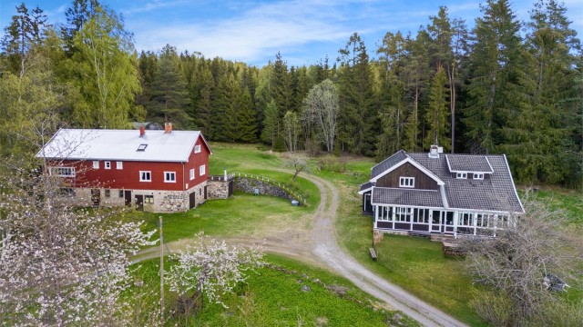 På eiendommen er det blant annet oppført to fritidsboliger og en låve som også inneholder en boligdel.