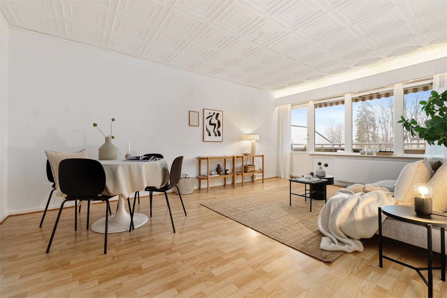 Lys og romslig stue med god plass til både sittegruppe og spisebord