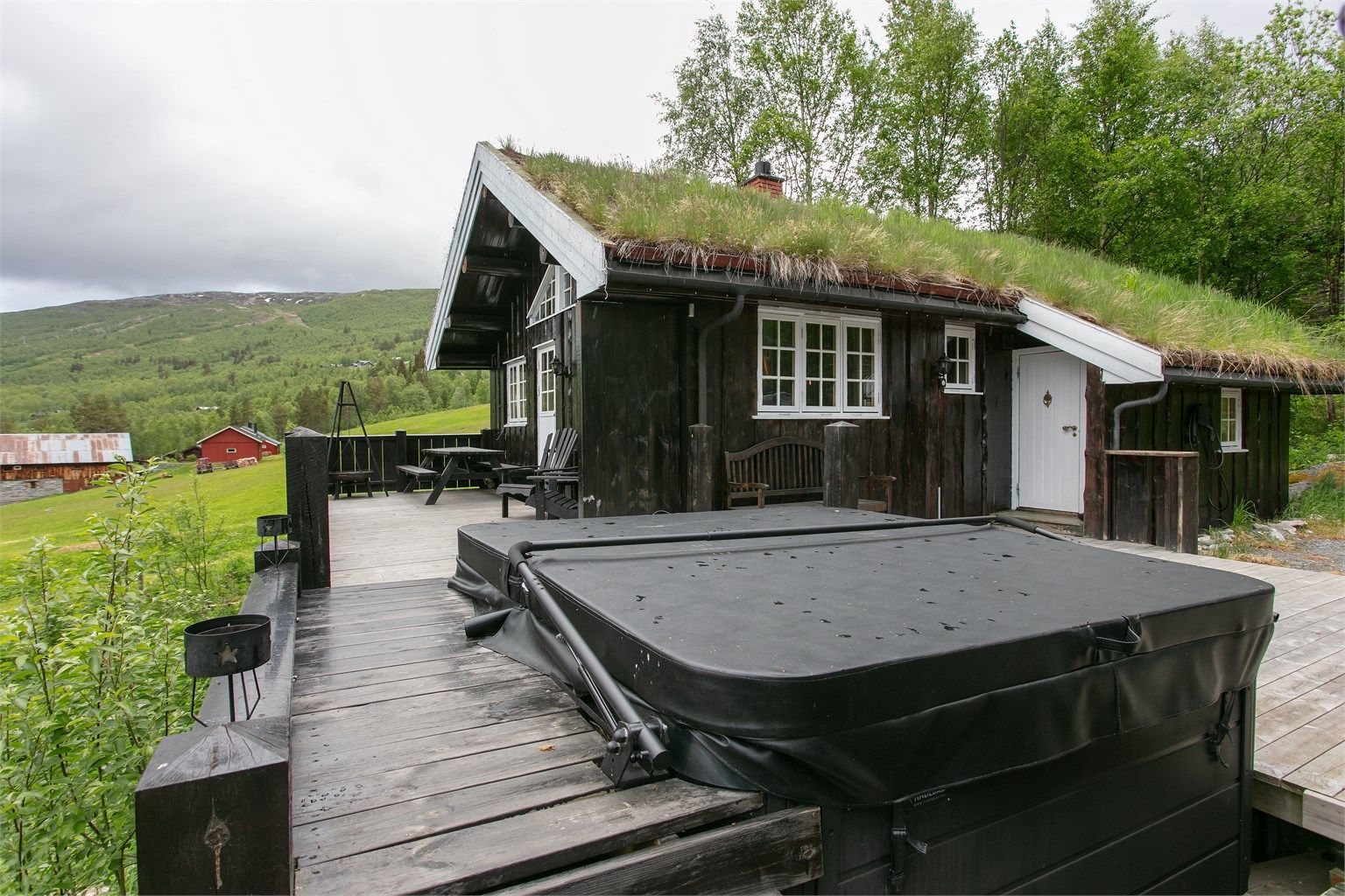 Terrassen har nedfelt jacuzzi.