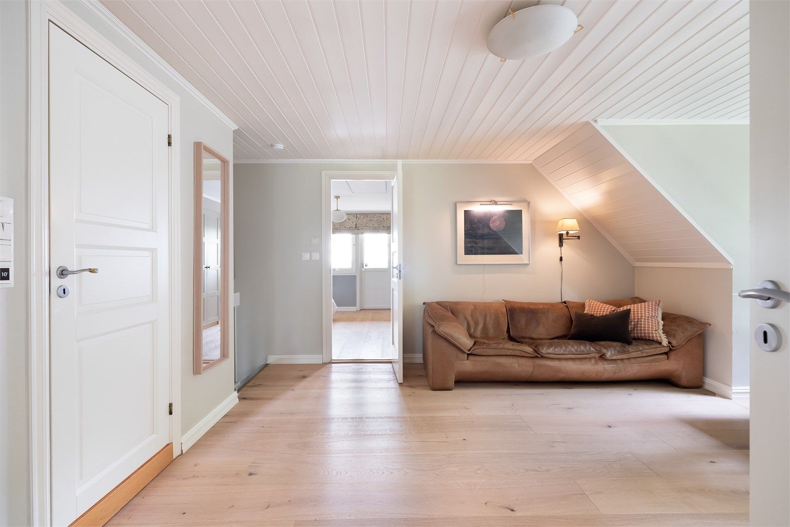 Vinduene slipper inn godt med naturlig lys. 