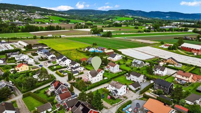 Kort kjørevei til Brakerøya med bl.a. CC Drammen kjøpesenter, treningspark, togstasjon og det nye sykehuset.