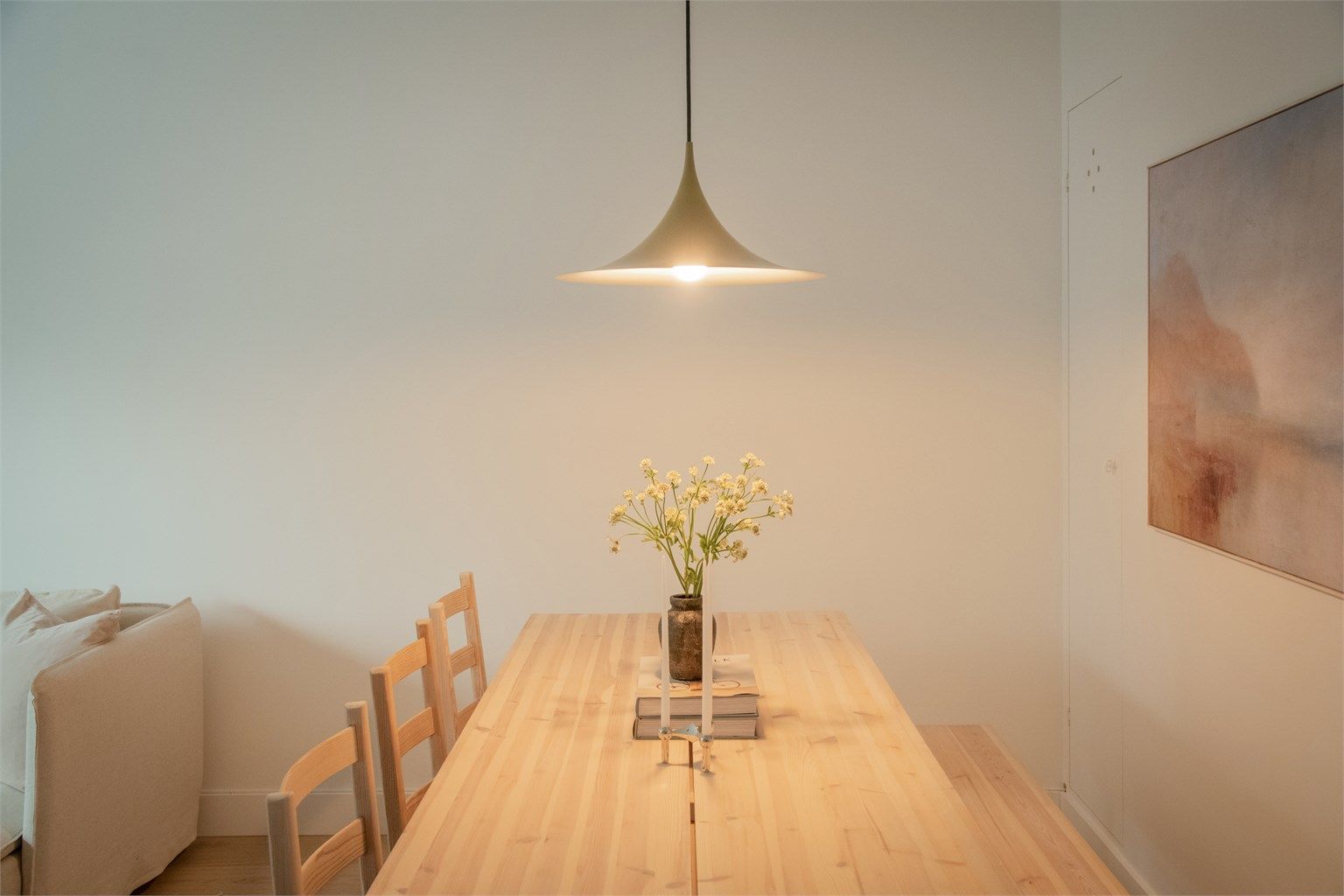 Stuen gir flere gode møbleringsmuligheter med plass til sofa- og spisegruppe. 