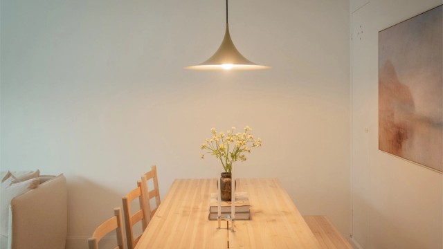 Stuen gir flere gode møbleringsmuligheter med plass til sofa- og spisegruppe.