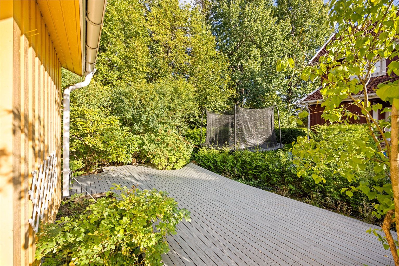 På fremsiden av boligen har du sol på morgenen og formiddagen.