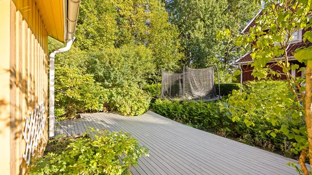 På fremsiden av boligen har du sol på morgenen og formiddagen.