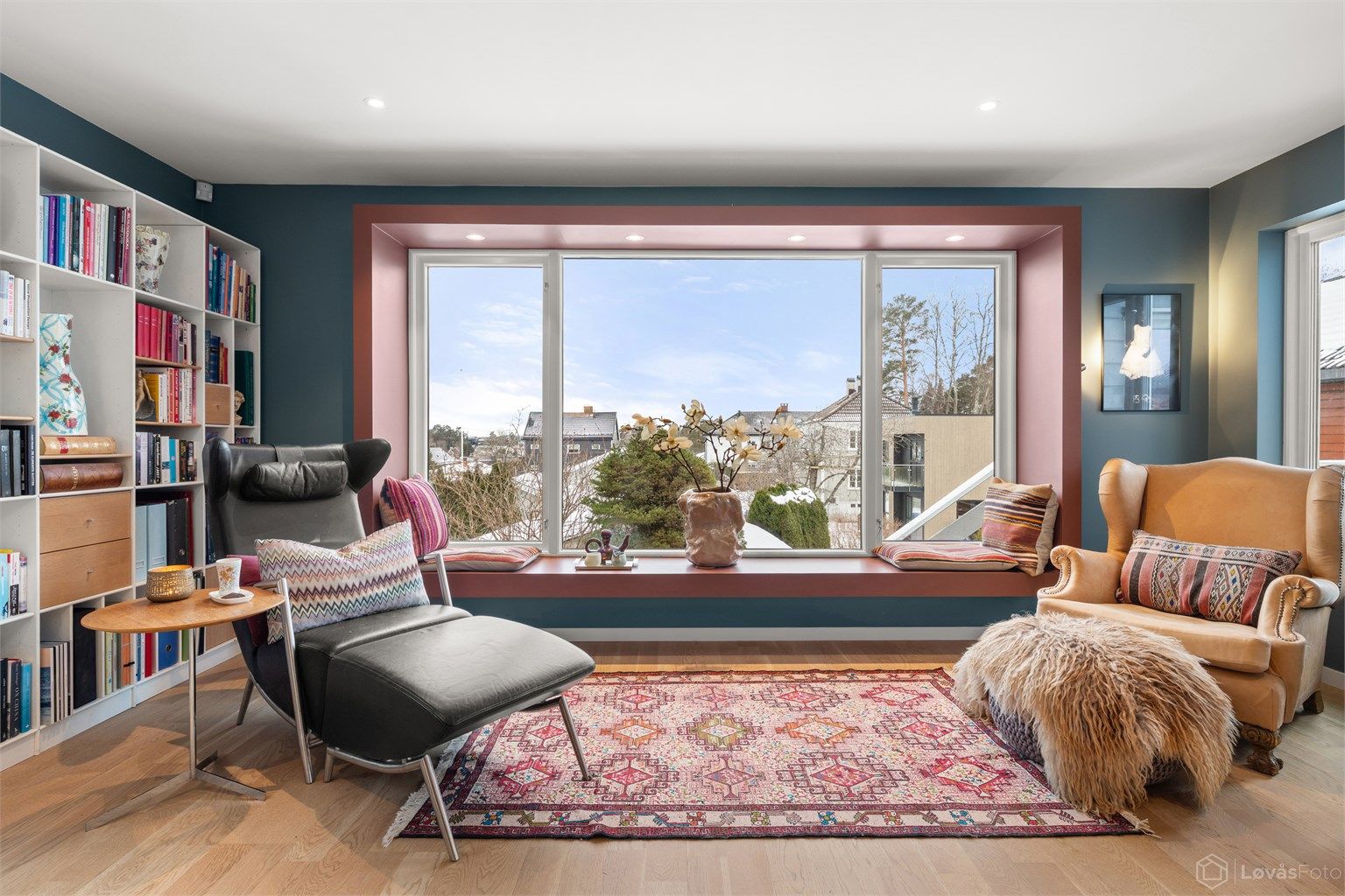 Den brede vinduskarmen er en fin detalj som gir ekstra sitteplass eller utstillingsflate.