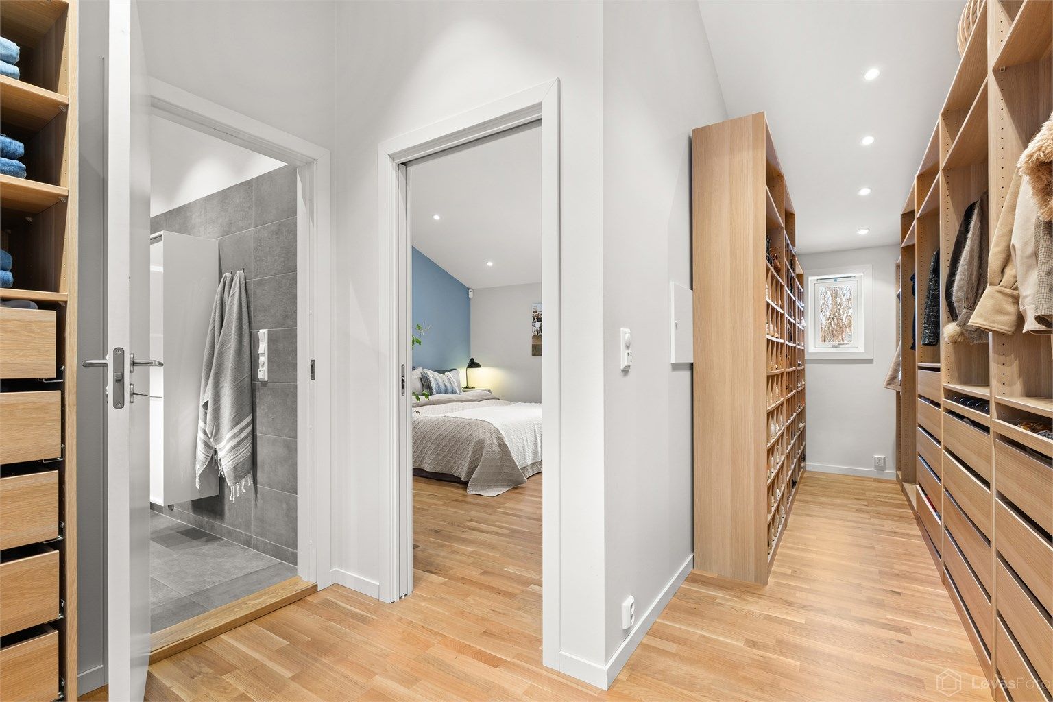 Den private suiten er komplett med direkte inngang til et moderne en-suite baderom.