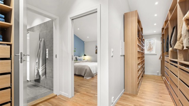 Den private suiten er komplett med direkte inngang til et moderne en-suite baderom.