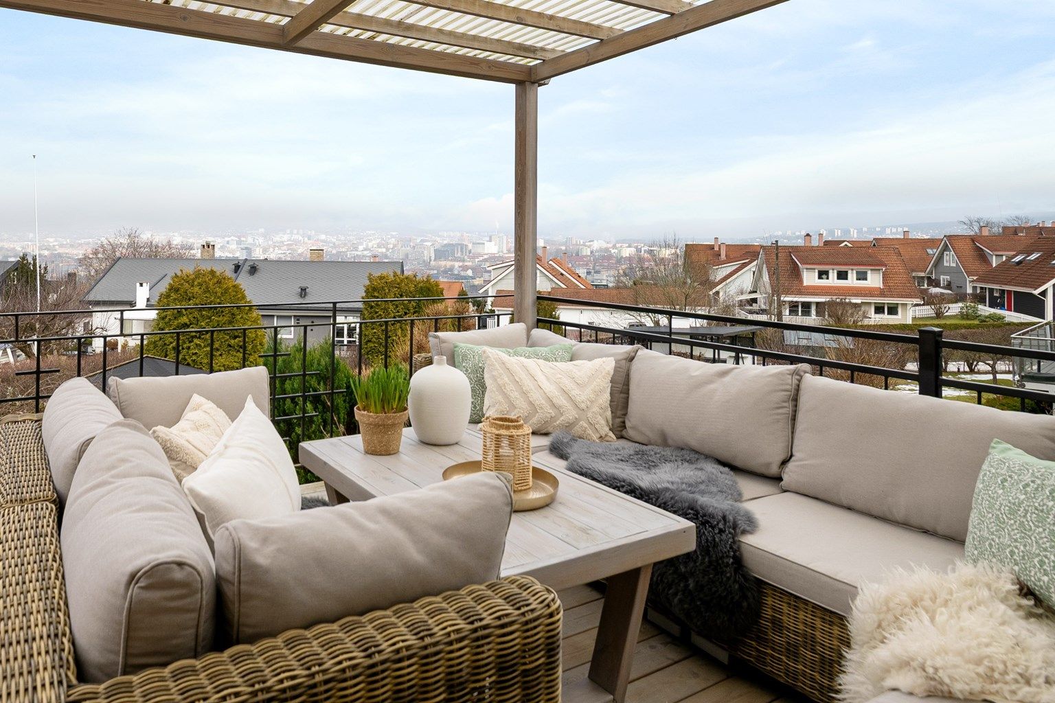 Velkommen til Røhrts vei 20b og denne flotte halvpart tomannsboligen over 3 plan med garasje og kjeller med egen inngang. Presentert av Christoffer S. Akerjordet og Krogsveen