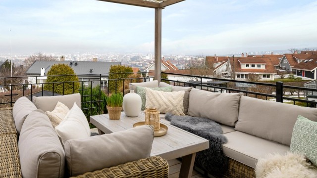 Velkommen til Røhrts vei 20b og denne flotte halvpart tomannsboligen over 3 plan med garasje og kjeller med egen inngang. Presentert av Christoffer S. Akerjordet og Krogsveen