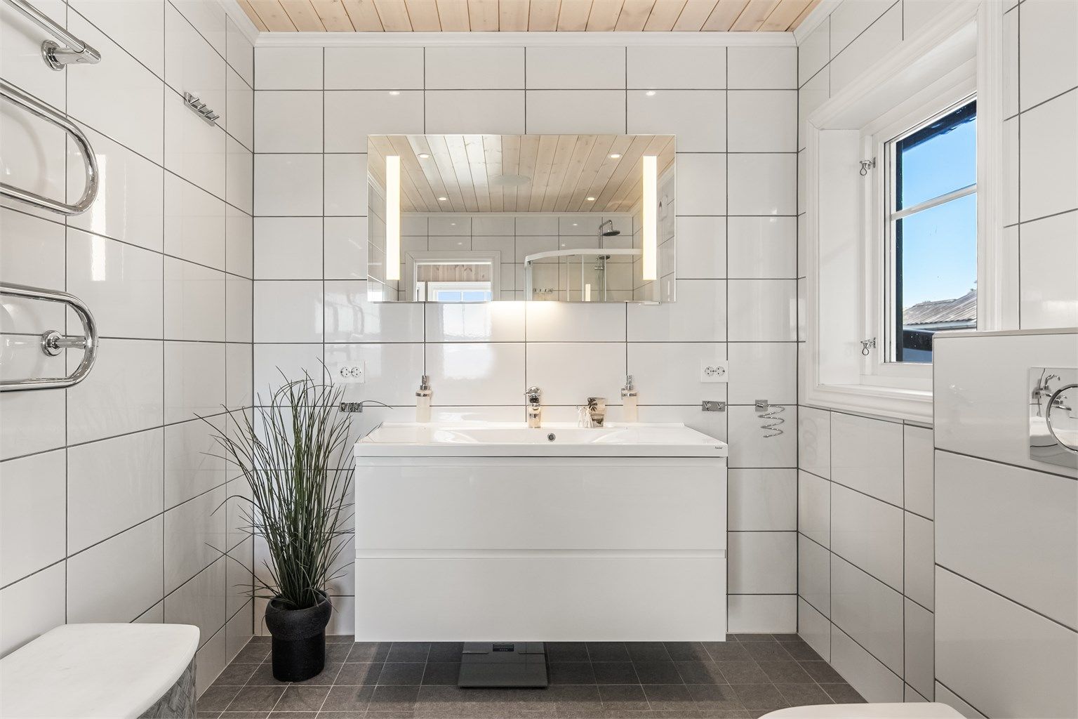 Høytalere og downlights i tak og varmekabler i gulv