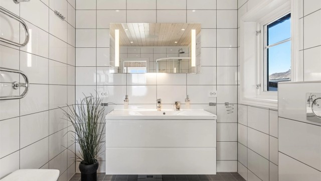 Høytalere og downlights i tak og varmekabler i gulv