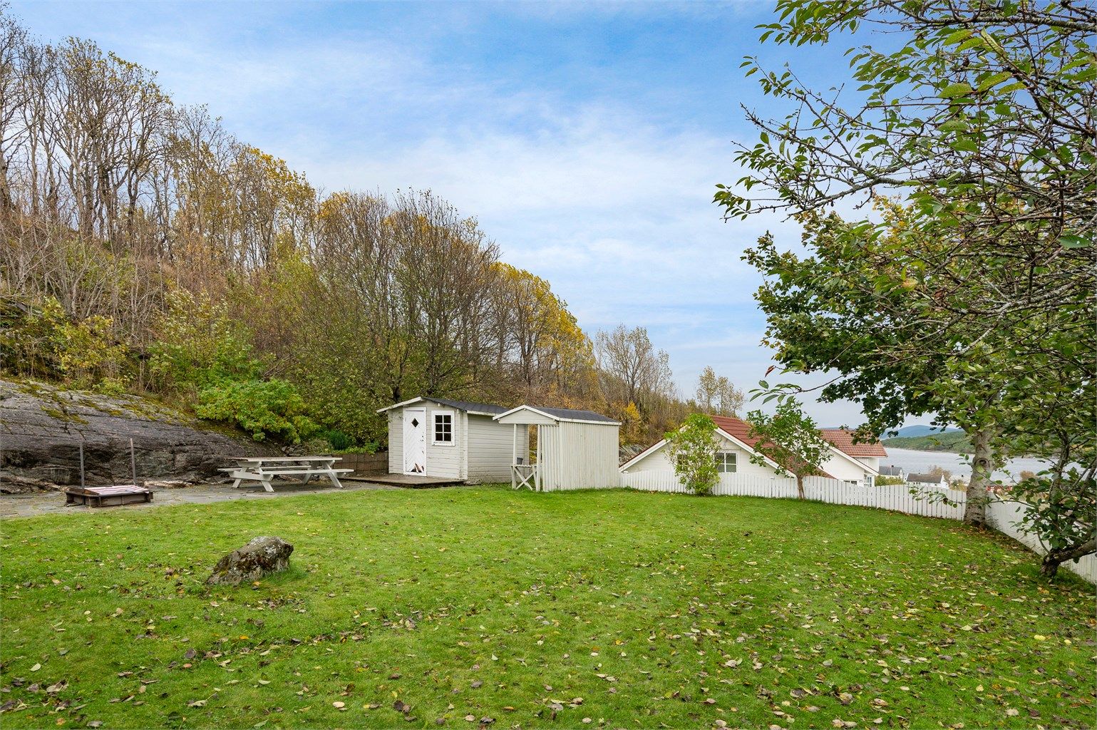 Tomta har generelt fin og god plass til både lek og utfoldelse.