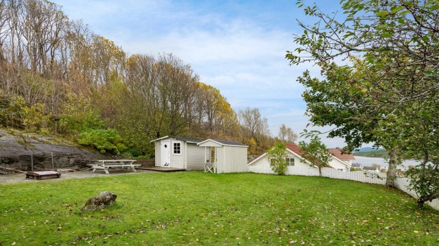 Tomta har generelt fin og god plass til både lek og utfoldelse.