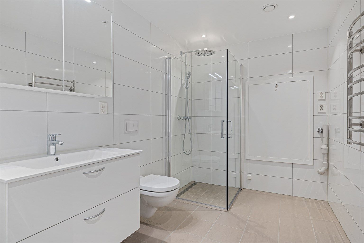 Stort bad med plass til vaskemaskin og tørketrommel.