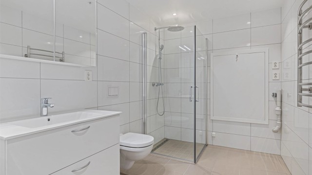 Stort bad med plass til vaskemaskin og tørketrommel.