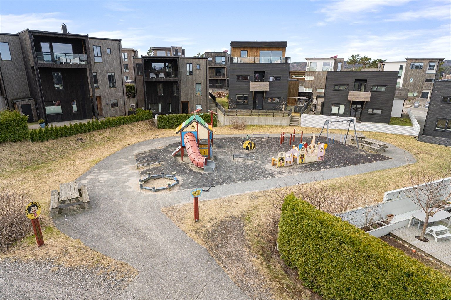 Lekeplass rett utenfor boligen – et trygt og barnevennlig område med minimal trafikk. Perfekt for familier som ønsker en enkel og bekymringsfri hverdag for barna.