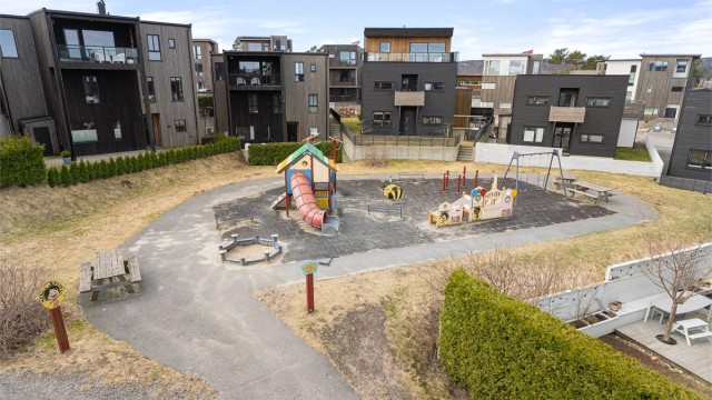 Lekeplass rett utenfor boligen – et trygt og barnevennlig område med minimal trafikk. Perfekt for familier som ønsker en enkel og bekymringsfri hverdag for barna.