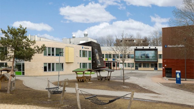 Finstad barneskole ligger kun 7 minutters gange fra boligen.