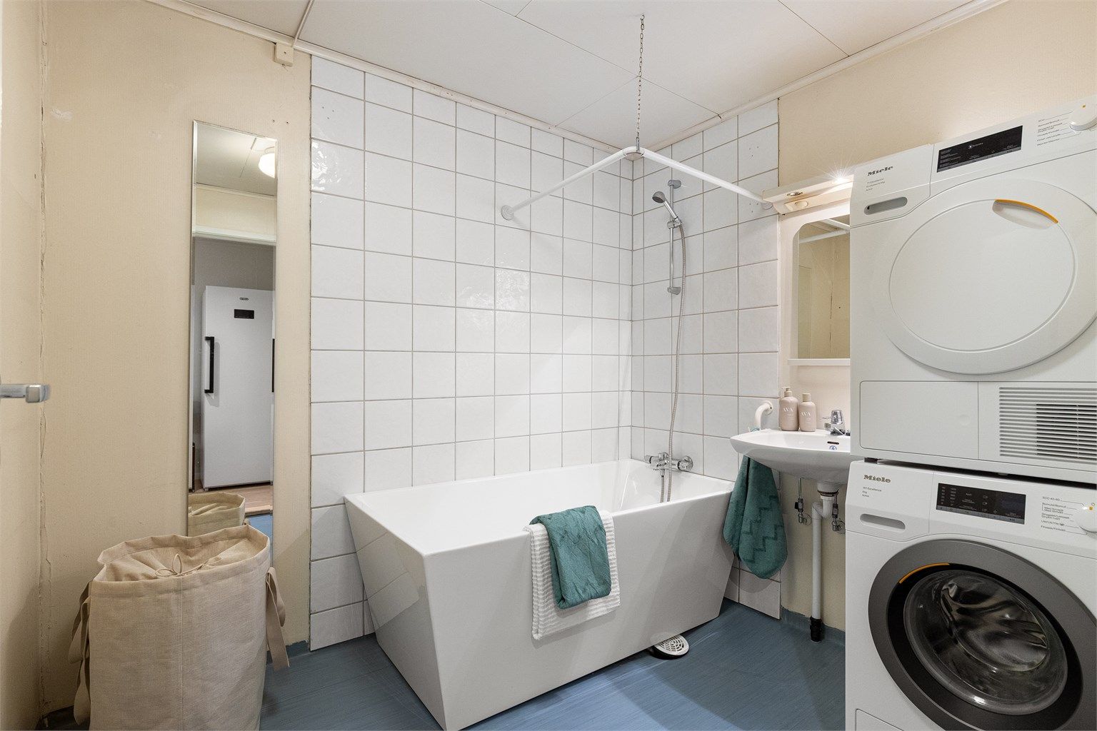 Bad med badekar i underetasjen