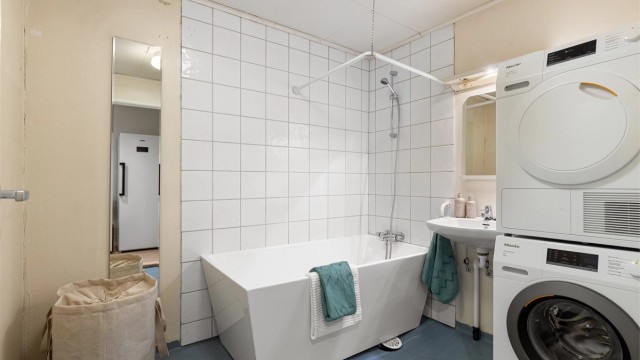Bad med badekar i underetasjen