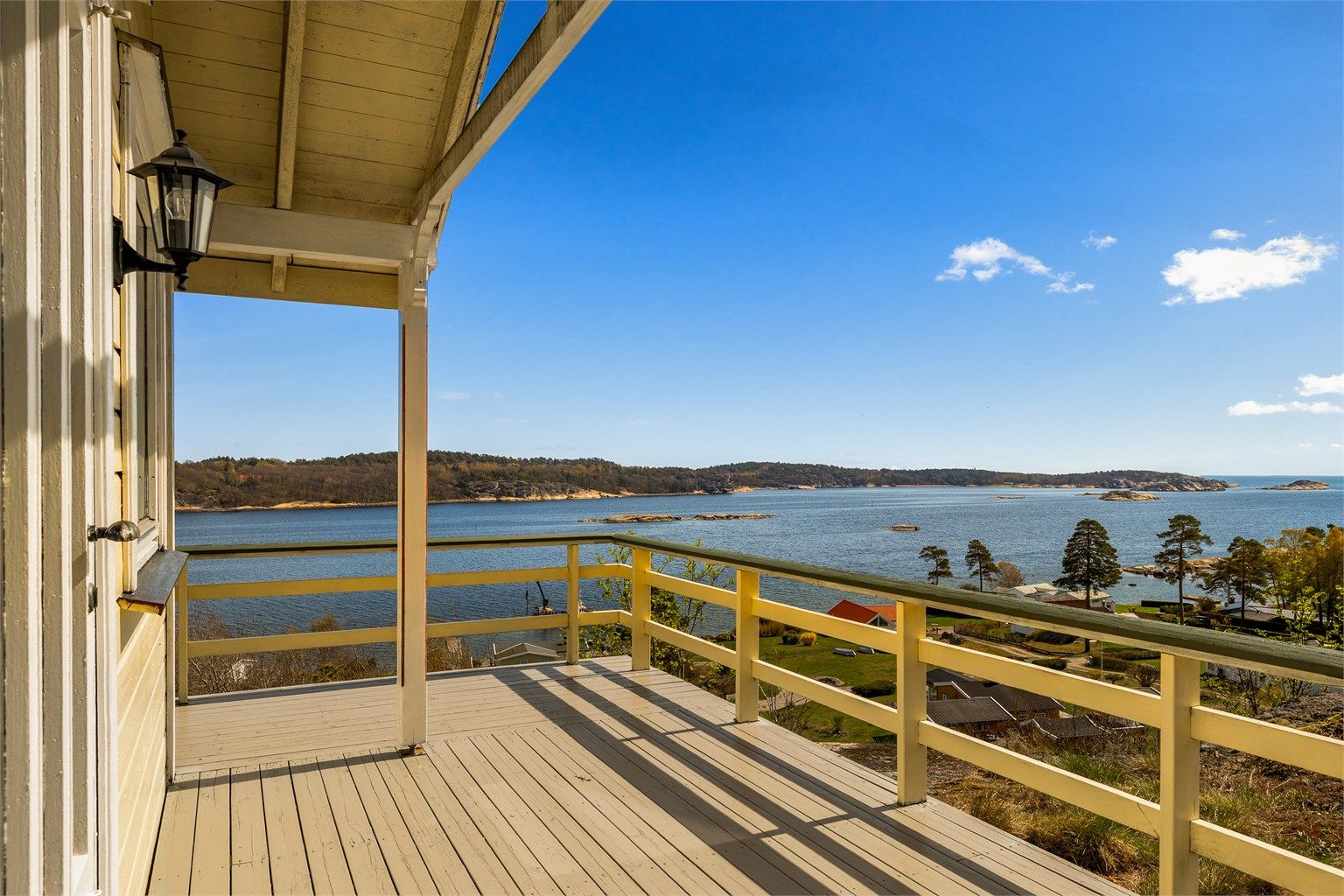 Også fra annekset kan man nyte den flotte utsikten mot sjøen.