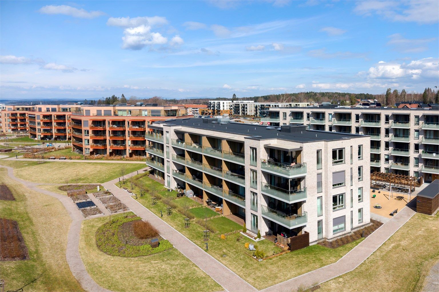 Leiligheten disponerer en garasjeplass med mulighet for elbillader, samt en ekstern bod på 5 m² i kjelleren.