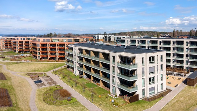 Leiligheten disponerer en garasjeplass med mulighet for elbillader, samt en ekstern bod på 5 m² i kjelleren.