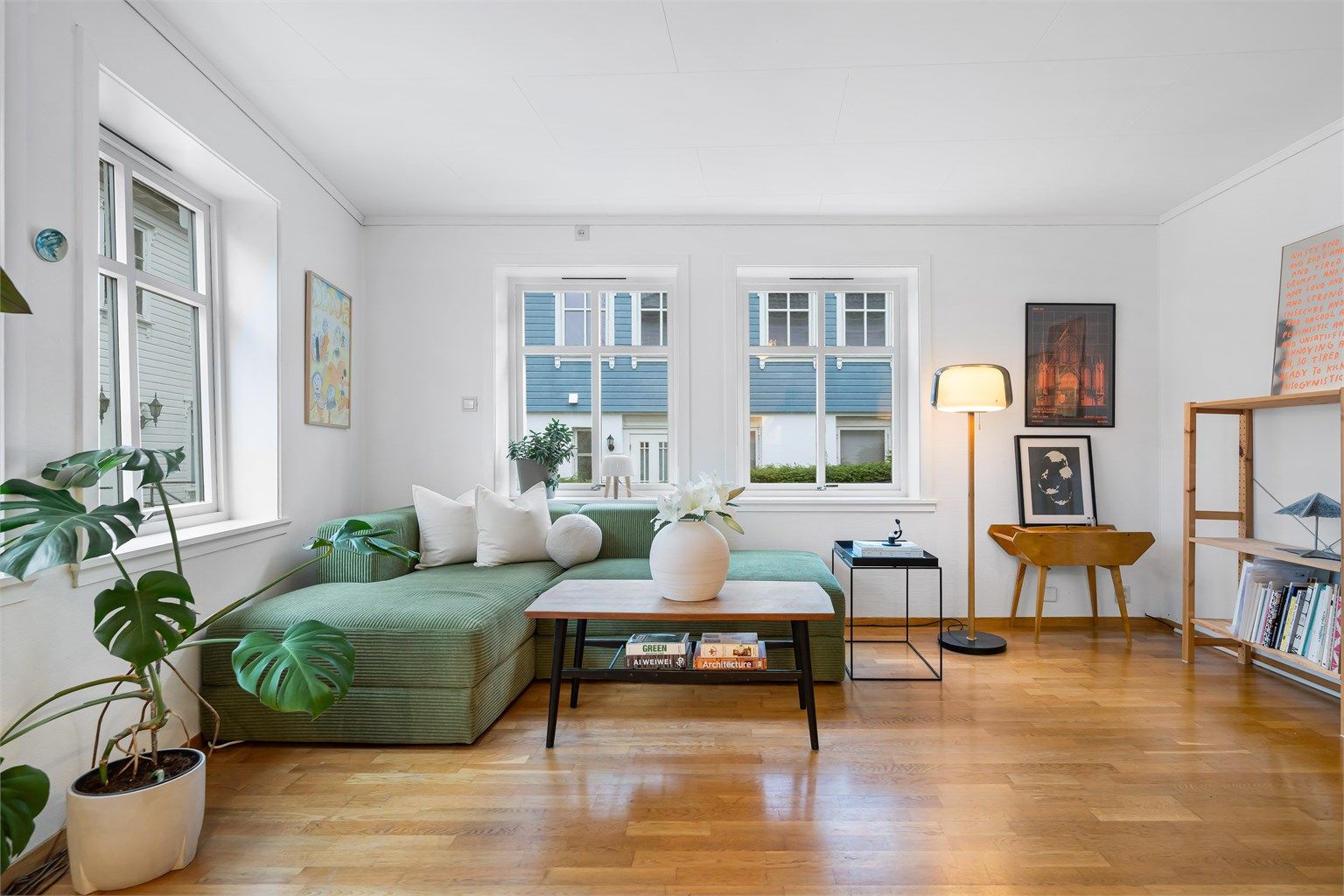 Stuen har god plass til både stor sofagruppe og spisebord og er lett å møblere