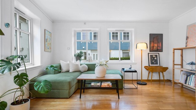 Stuen har god plass til både stor sofagruppe og spisebord og er lett å møblere