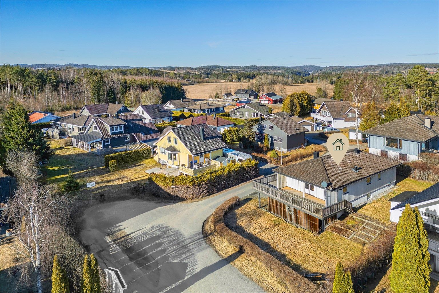 Romslig familiebolig - Rolig og trygt eneboligområde - Garasje, carport og elbillader - Nærhet til Glomma og flotte turområder