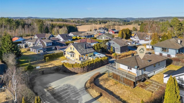Romslig familiebolig - Rolig og trygt eneboligområde - Garasje, carport og elbillader - Nærhet til Glomma og flotte turområder