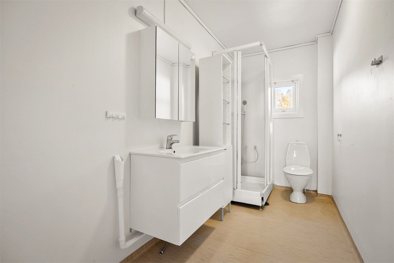 Badet i 2. etasje har servant, speilskap, dusjkabinett og gulvstående toalett.