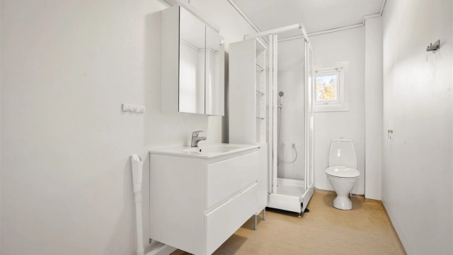 Badet i 2. etasje har servant, speilskap, dusjkabinett og gulvstående toalett.