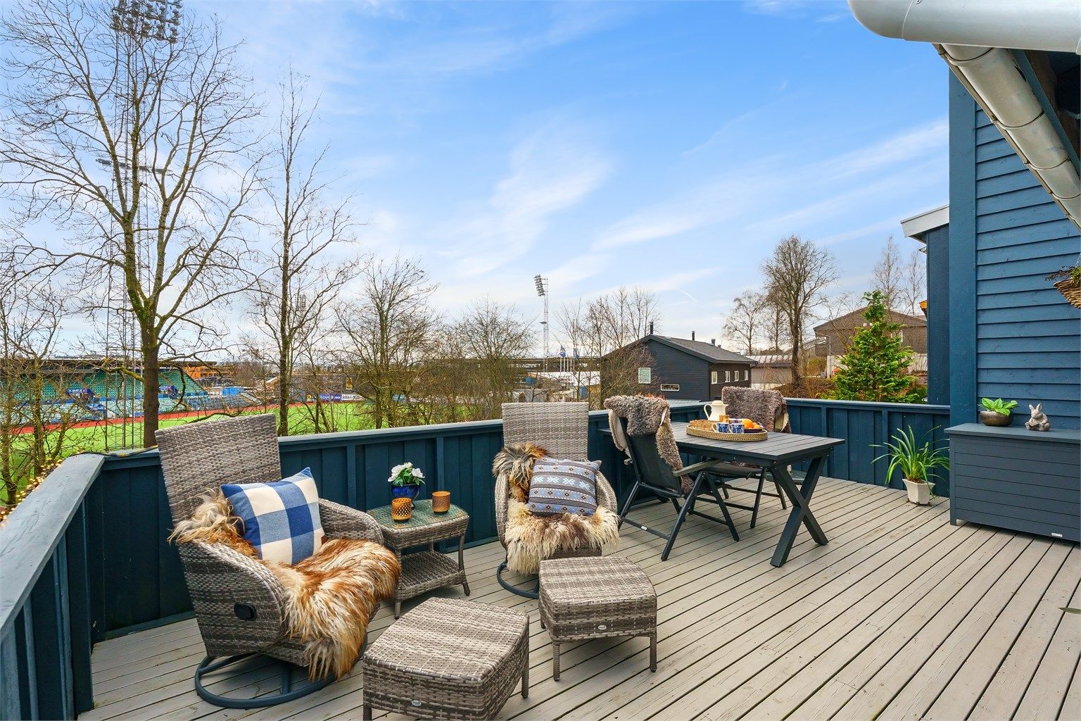 Fra spisestuen er det utgang til en romslig og usjenert terrasse.