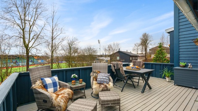 Fra spisestuen er det utgang til en romslig og usjenert terrasse.