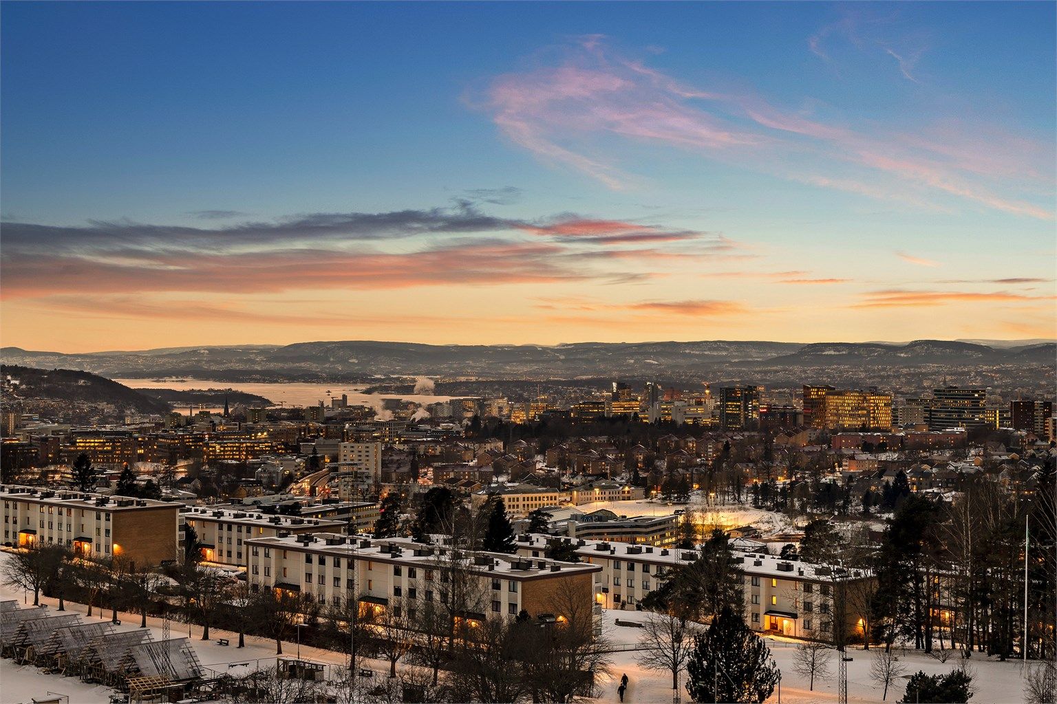 Her bor du i en lys og praktisk 3-roms, i et veletablert boligområde på Tveita - med kort vei til T-bane, servicetilbud og flotte grøntområder