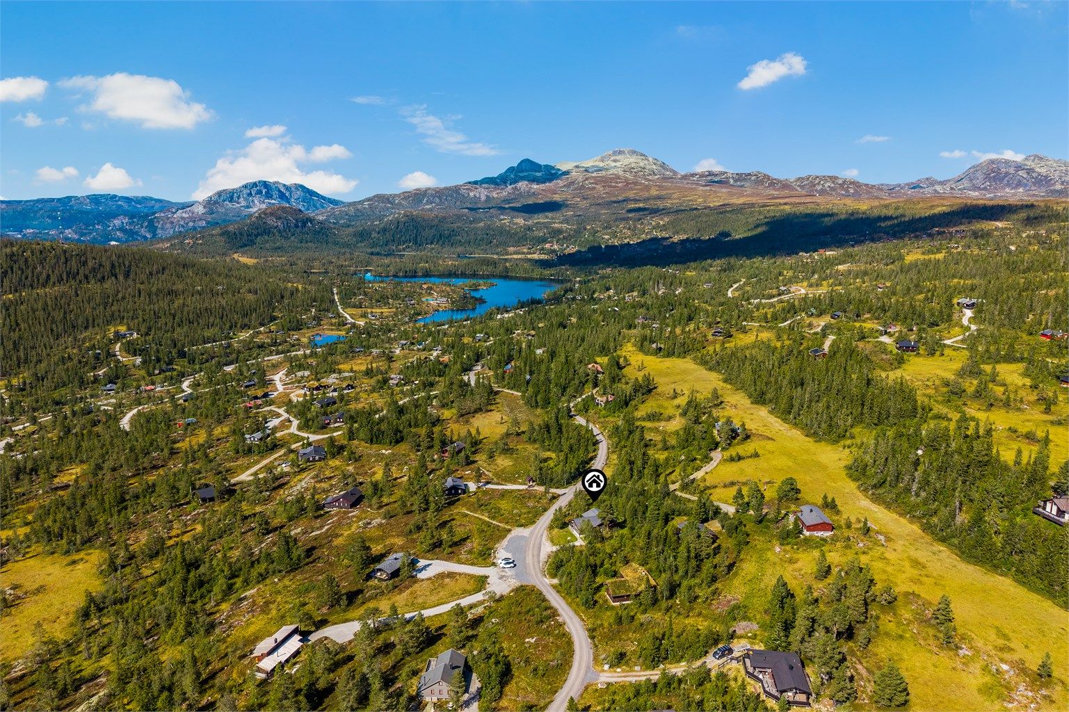 Mellom høyreste fjelltopper og glitrende fjellvann.