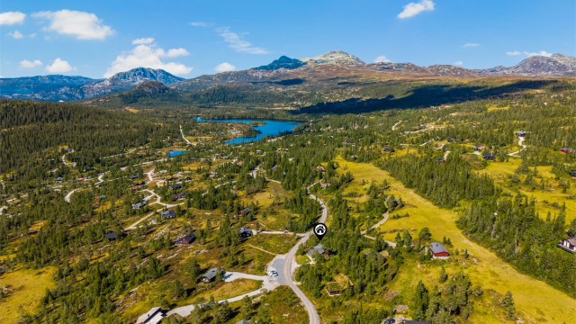 Mellom høyreste fjelltopper og glitrende fjellvann.
