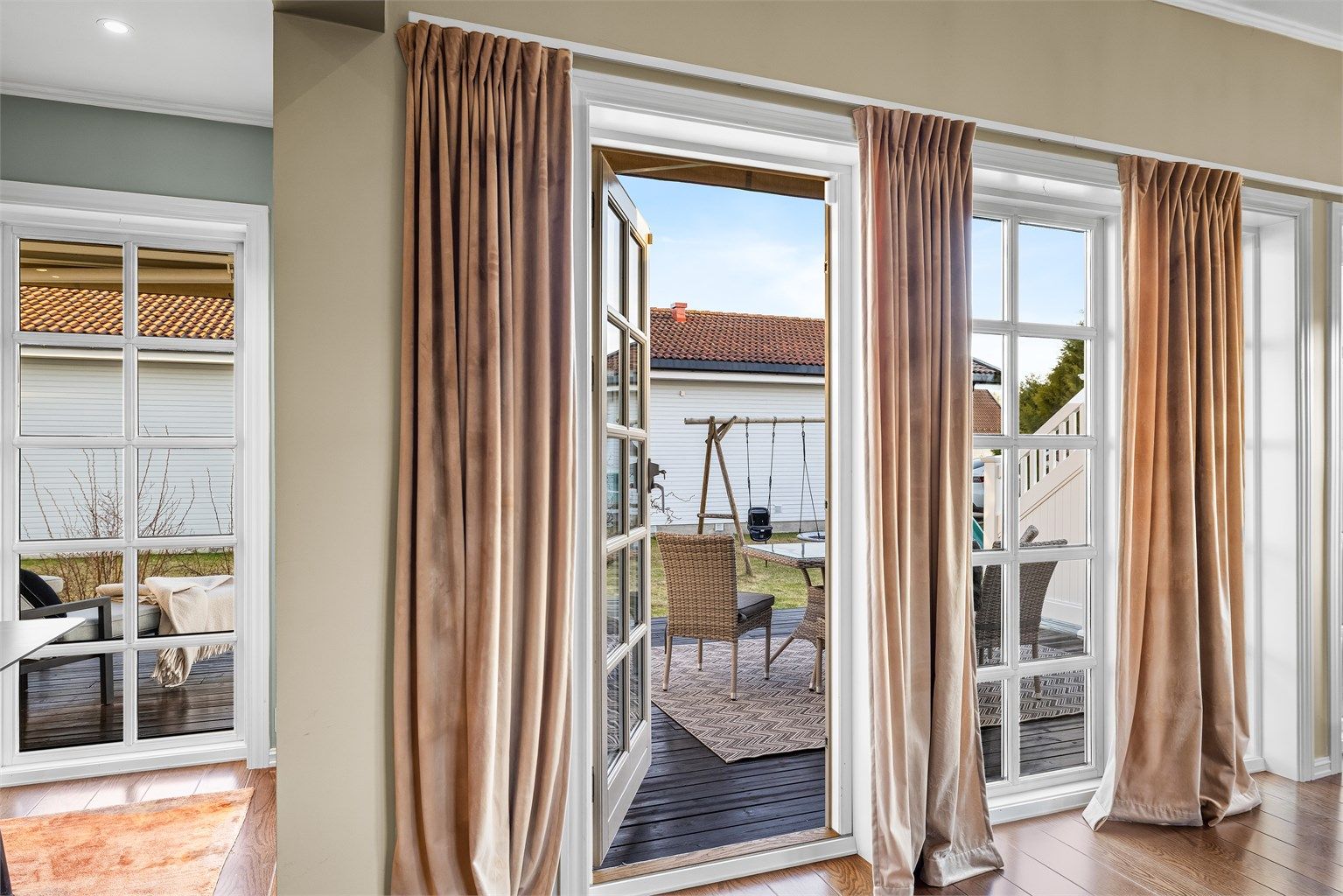 Fra stuen åpnes det opp mot terrassen og hagen.