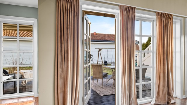 Fra stuen åpnes det opp mot terrassen og hagen.