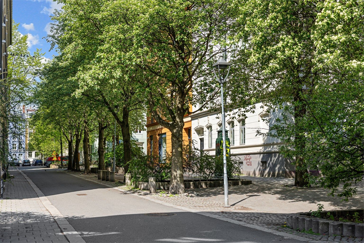 Området har et svært godt kollektivtilbud, med trikk- og busstopp ved Lakkegata skole kun ett minutt unna.