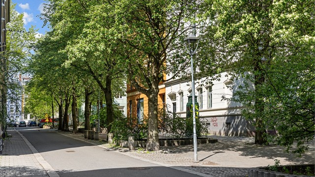 Området har et svært godt kollektivtilbud, med trikk- og busstopp ved Lakkegata skole kun ett minutt unna.