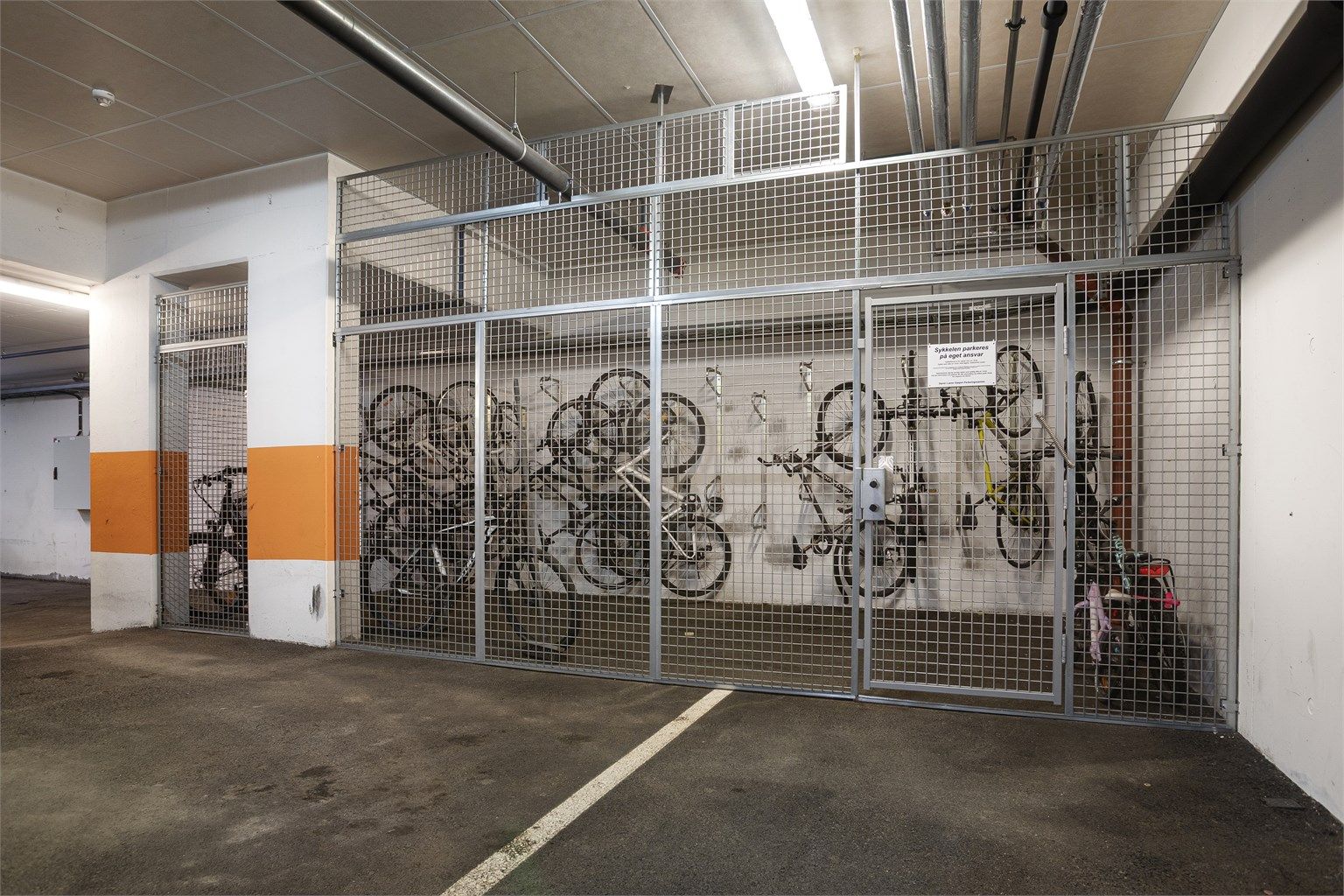 Godt med sykkelparkering i kjelleren. 