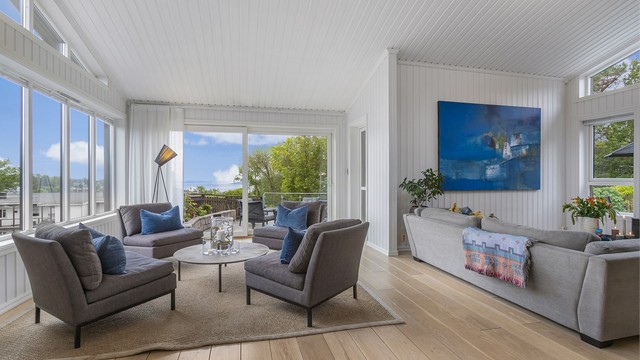Stue med hellimt eikegulv, sjenerøs takhøyde og utsikt mot Oslofjorden.