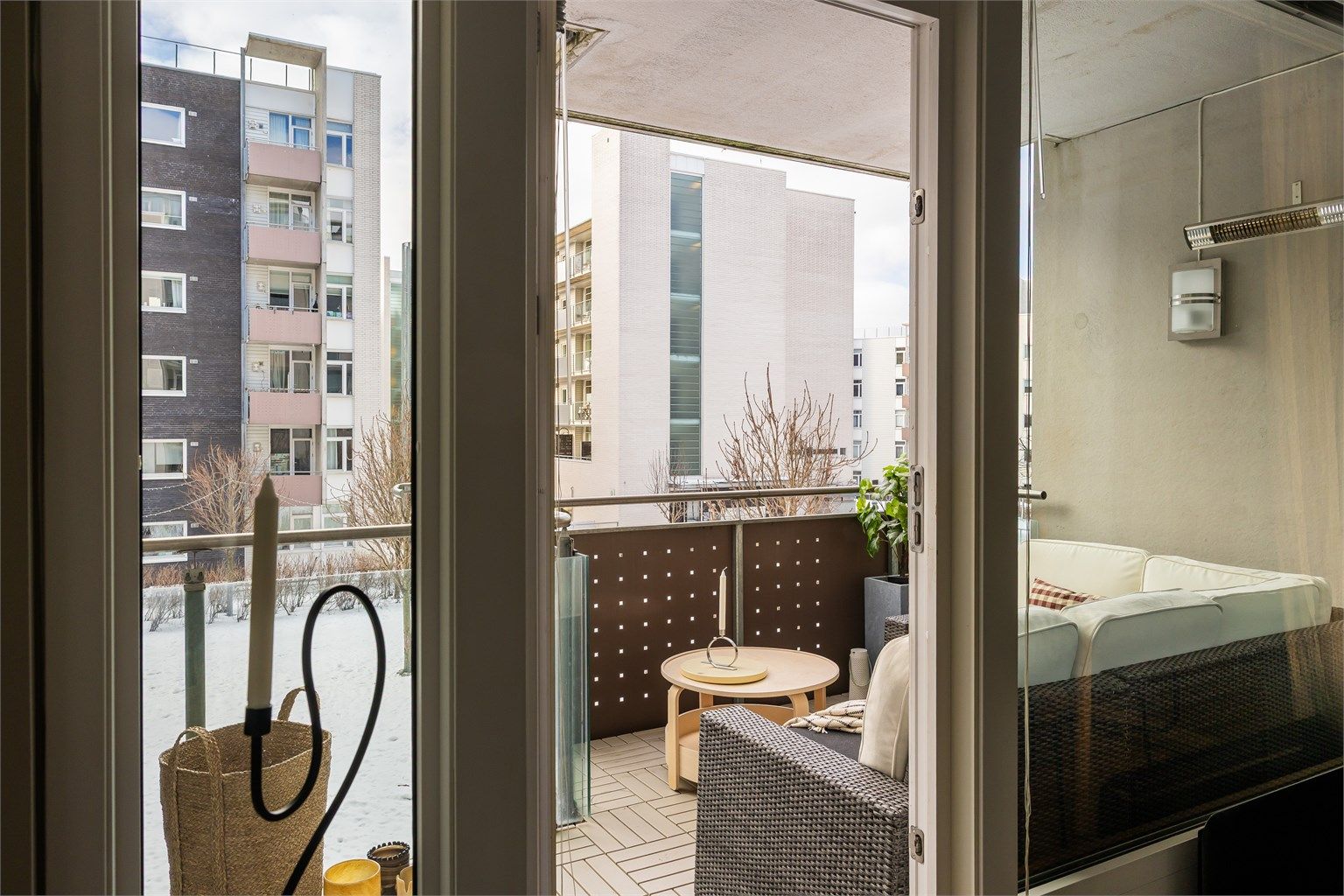 Utgang fra stuen til vestvendt balkong på ca. 8 m², med herlig utsyn over fellesarealer.